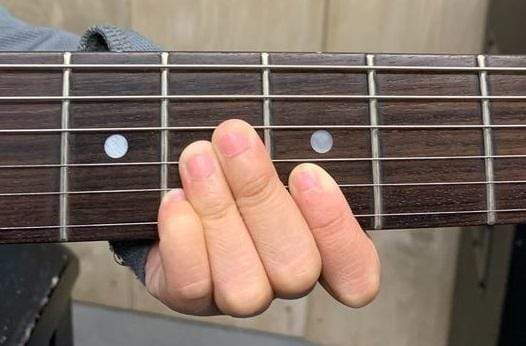 What Guitar Specs to Look for When You Have Small Hands