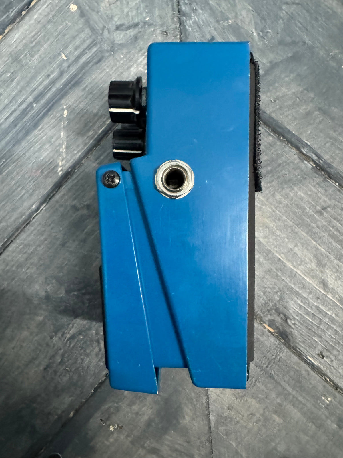 Photo of the side of the pedal.