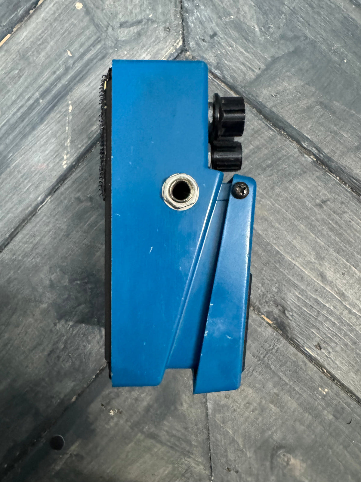 Photo of the side of the pedal.