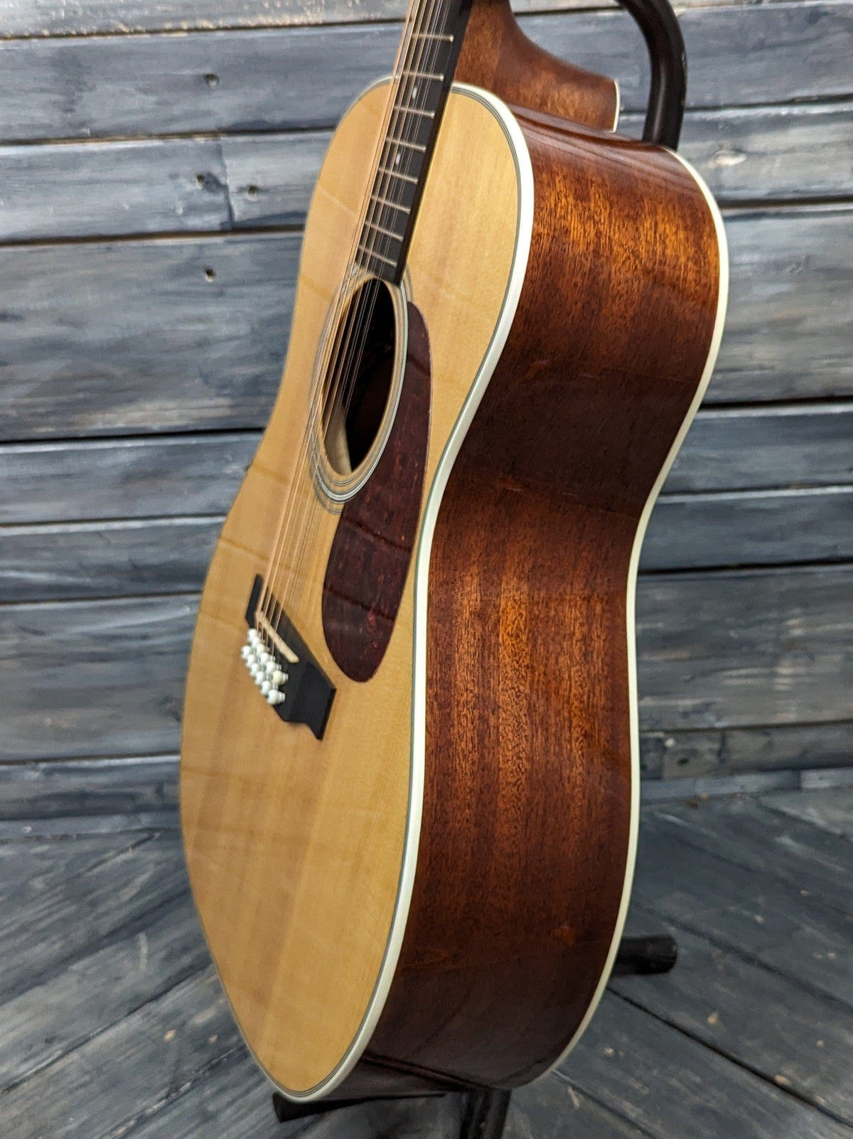 AMI-Guitars JM12-1E treble side view of the body