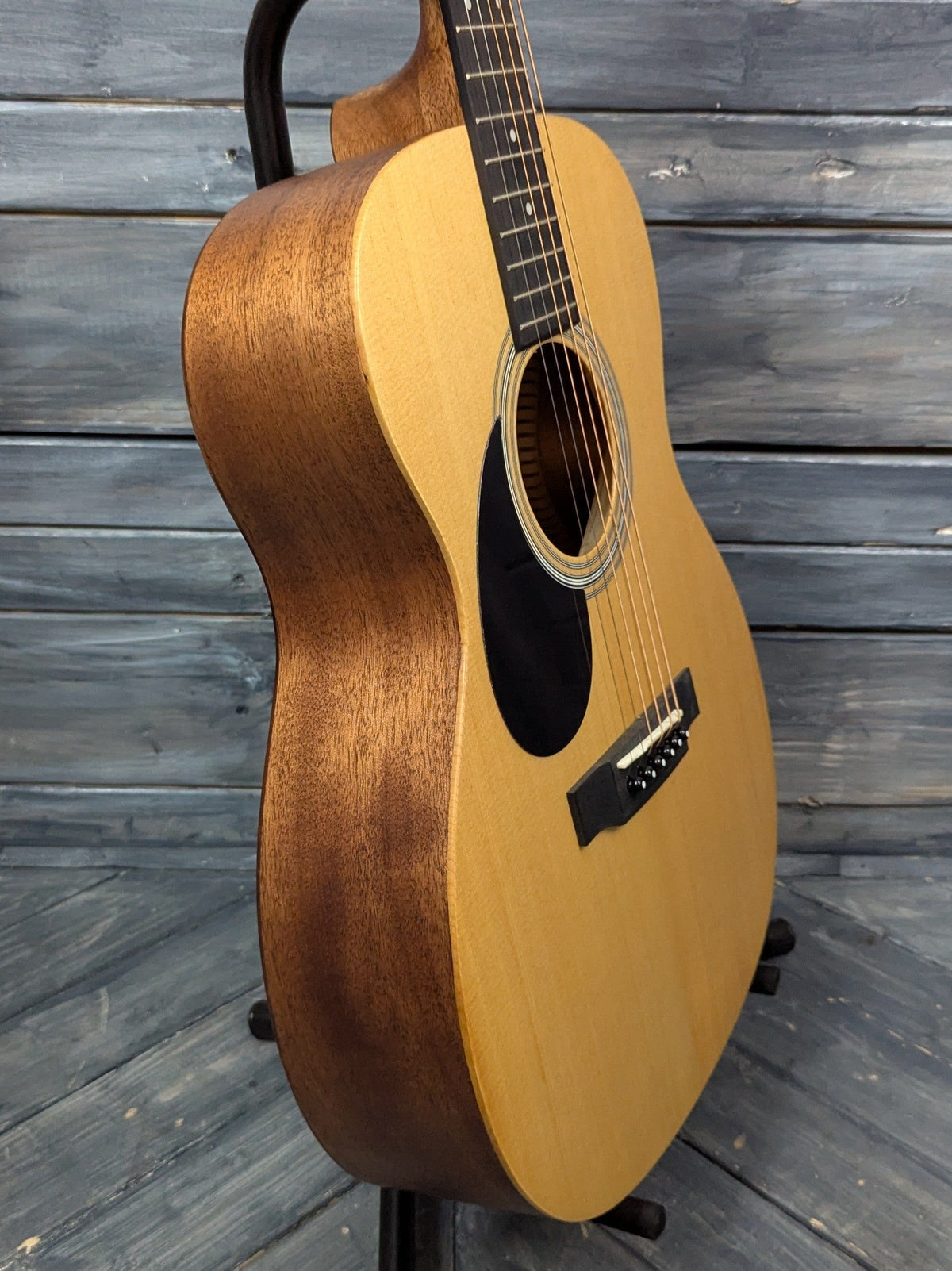 AMI-Guitars Left Handed OMM-STL treble side view of the body