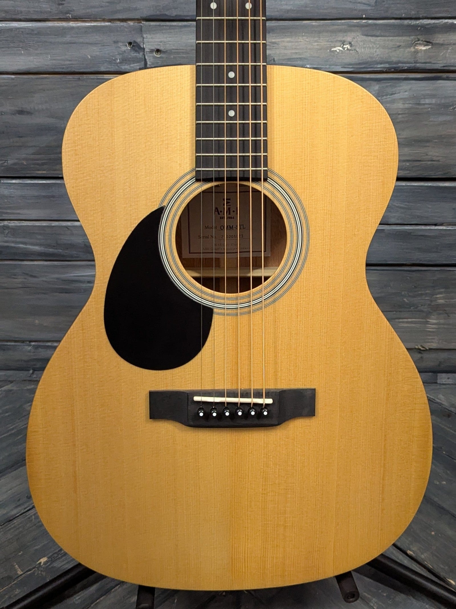 AMI-Guitars Left Handed OMM-STL close up of the body