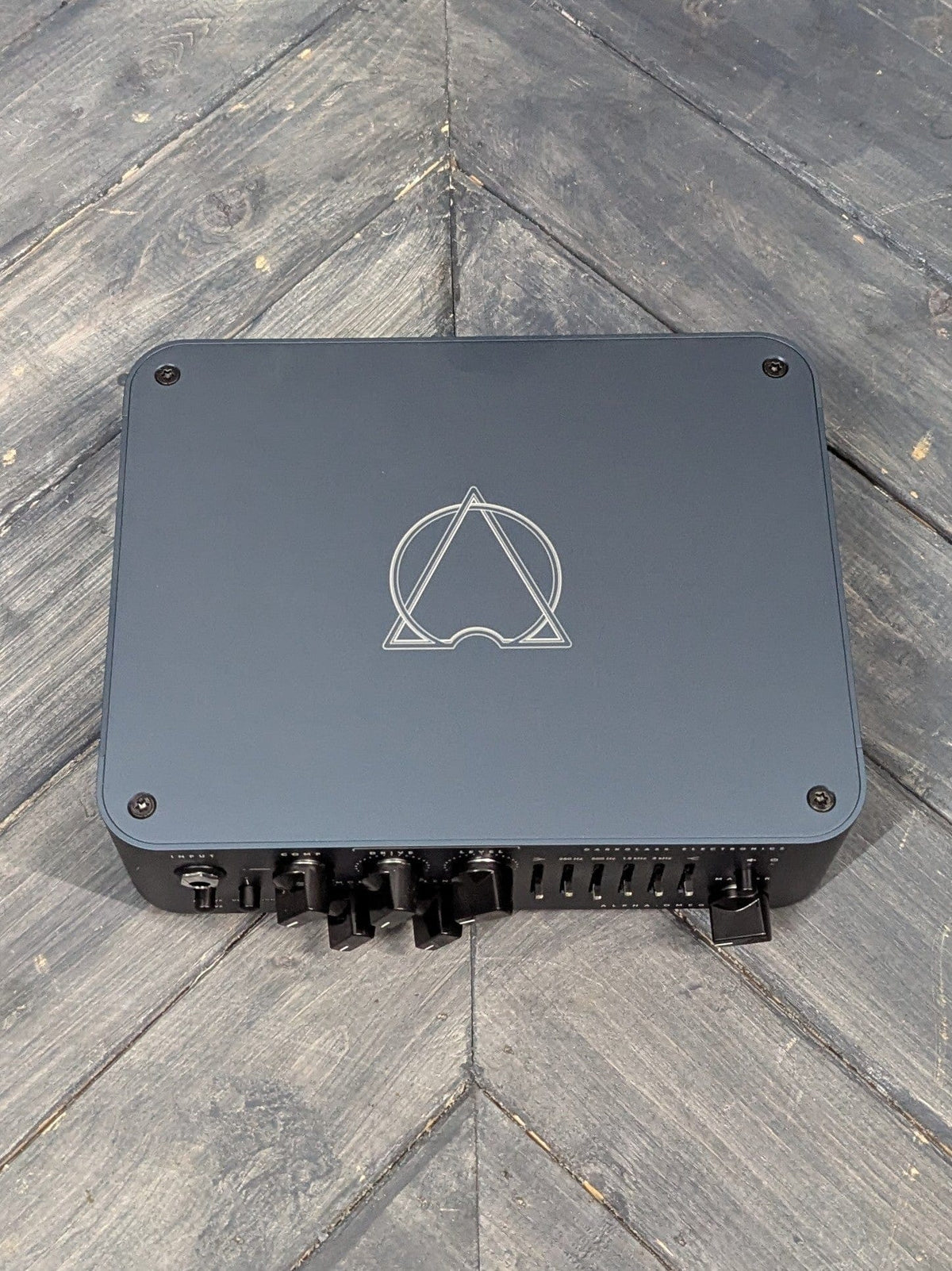 Darkglass Alpha-Omega 500 top of the amp