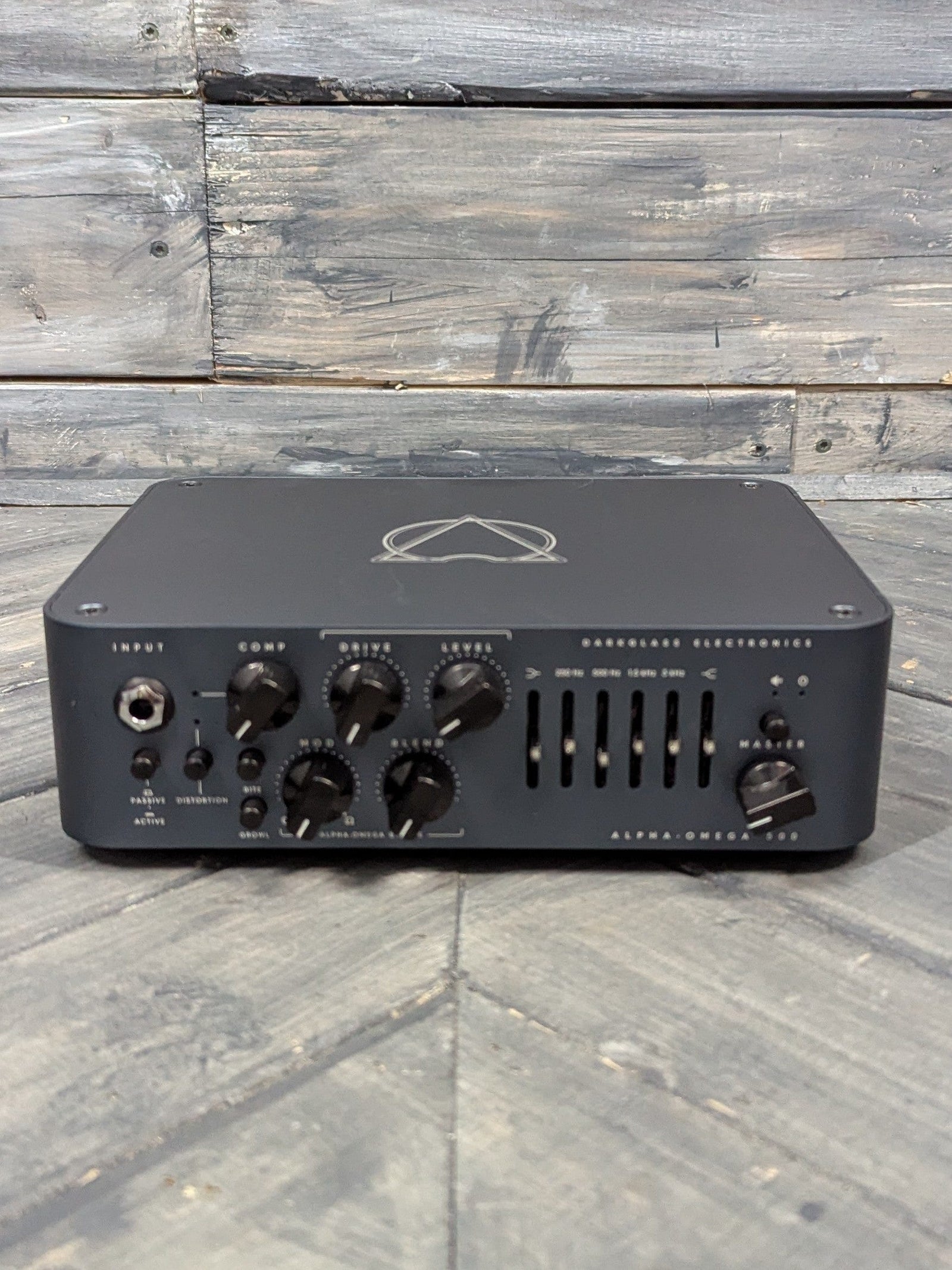 Darkglass Alpha-Omega 500 front of the amp