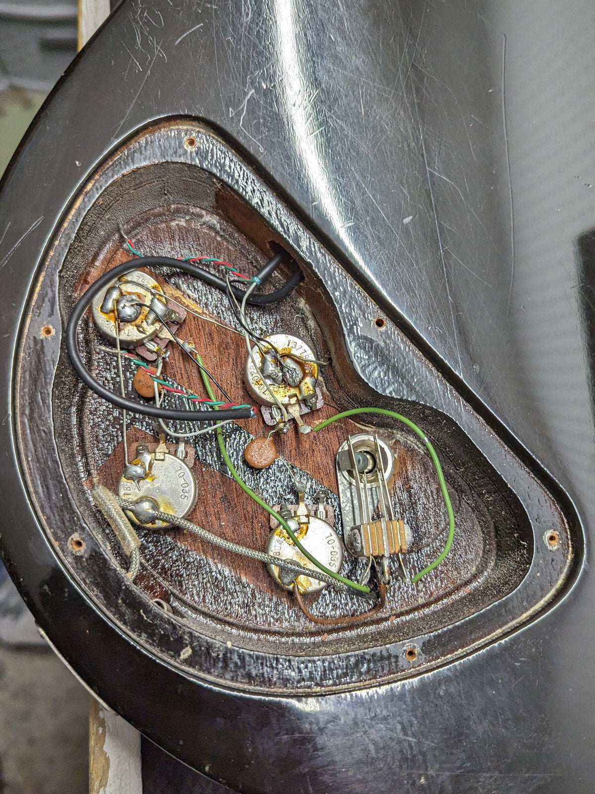 Used Gibson Les Paul Firebrand close up of tone and volume pots and volume