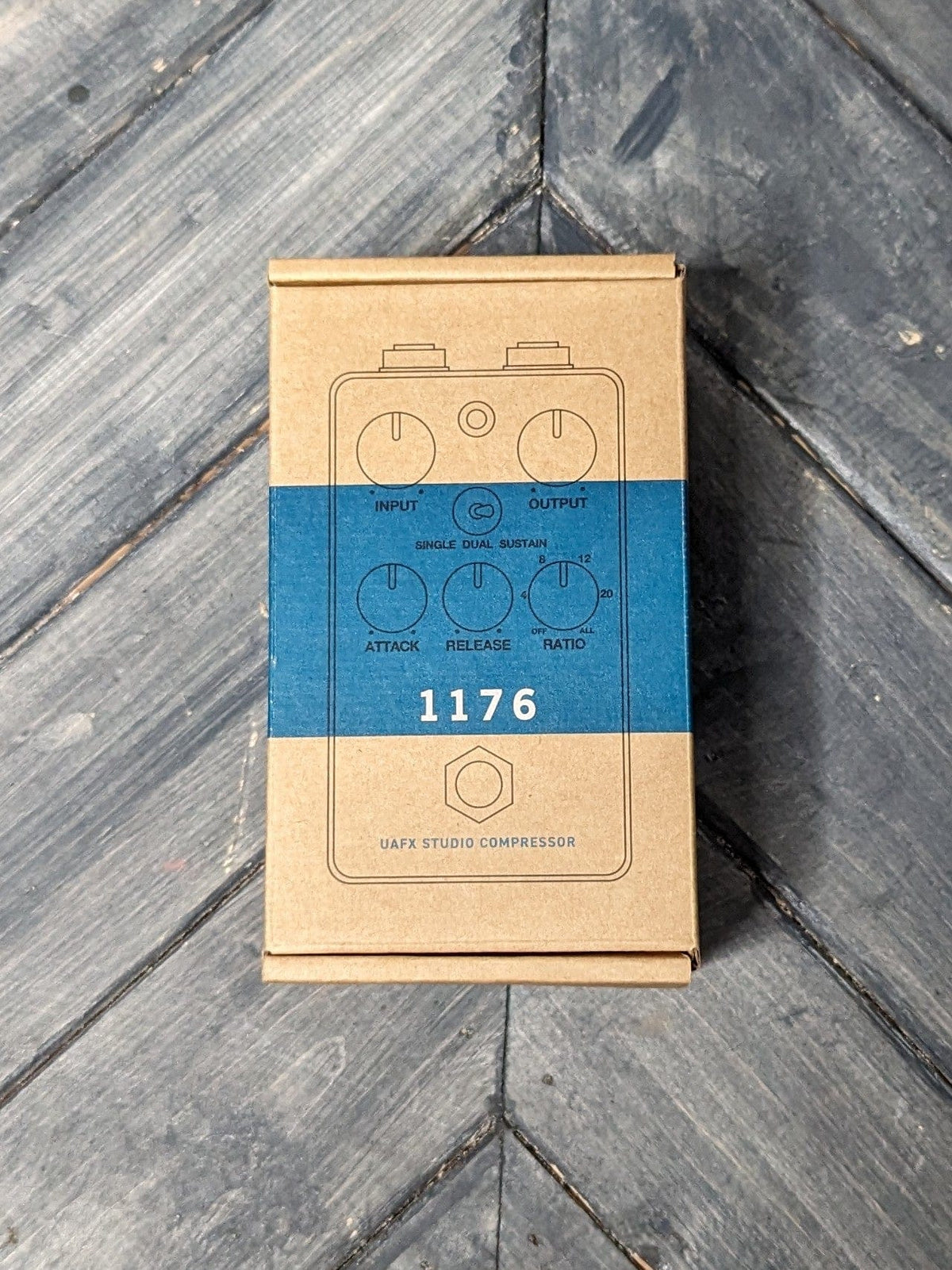 Universal Audio UAFX 1176 Studio Compressor box