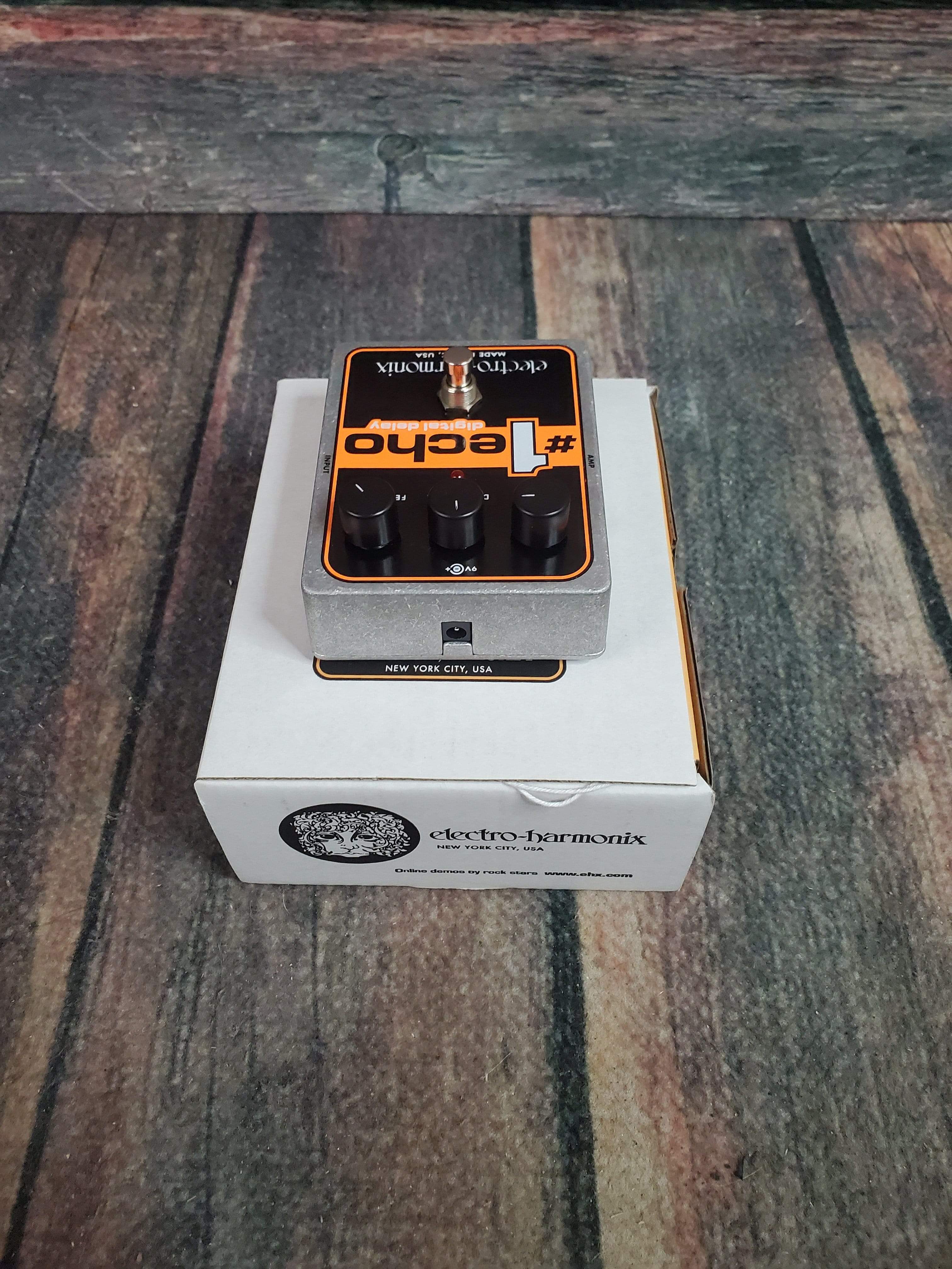 echo effect pedal Electro-Harmonix #1 Echo Digital Delay Guitar Effects Pedal